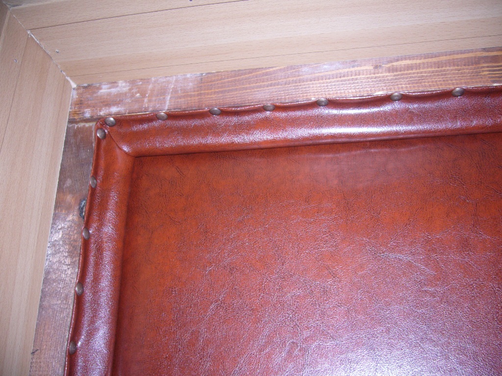 замерзла деревянная дверь