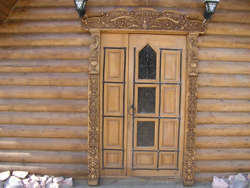 дверь в старом народном стиле