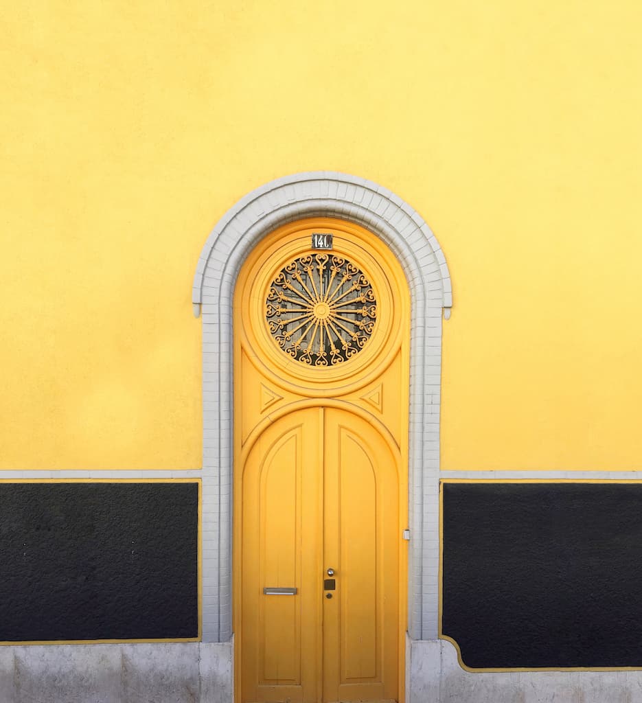 парадная дверь желтая