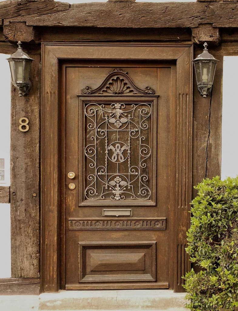 дверь в старом стиле