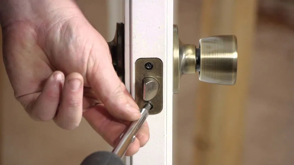Как разобрать дверной замок межкомнатной двери?
