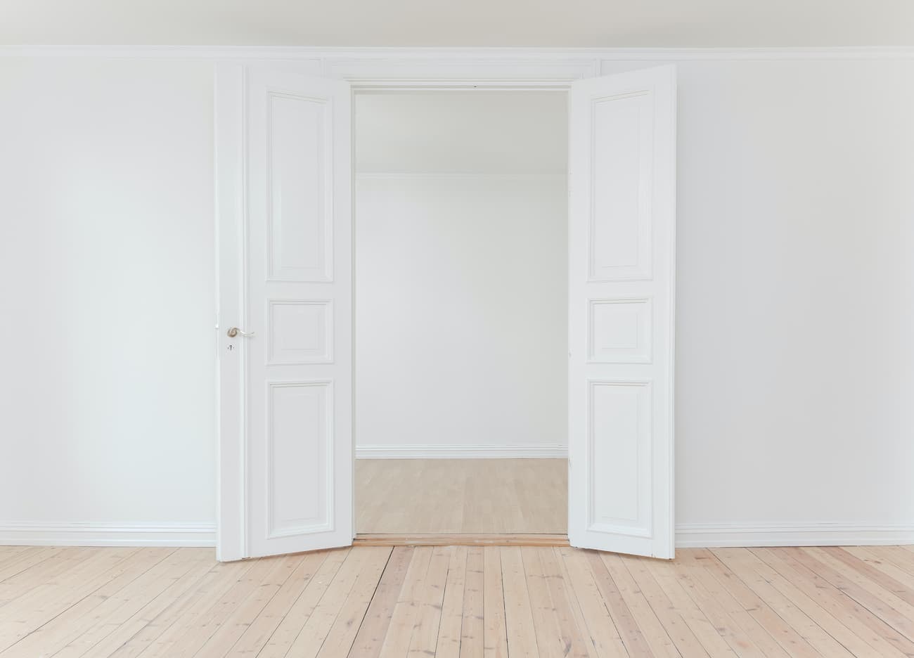 Все о покупке дверей в квартиру: грамотный выбор входной и межкомнатной двери